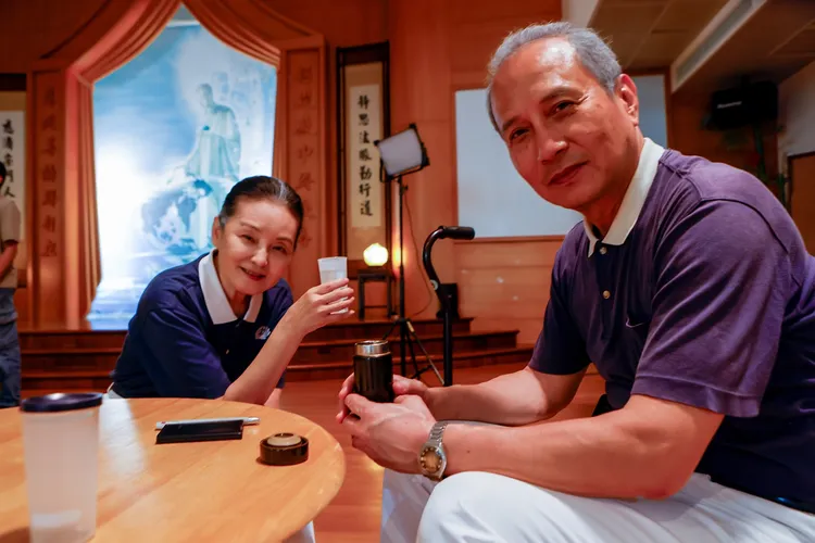 王淑娟（左）與艾偉相隔33年後，在大愛劇《生命的麥田》中再續前緣飾演夫妻。大愛捷供