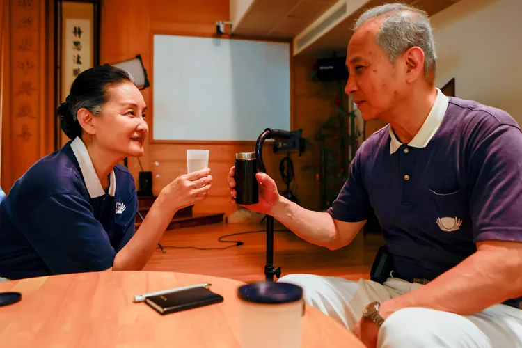 王淑娟（左）與艾偉默契依舊。大愛提供