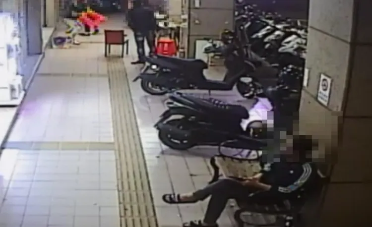 被害人在騎樓遭到毆打。警方提供