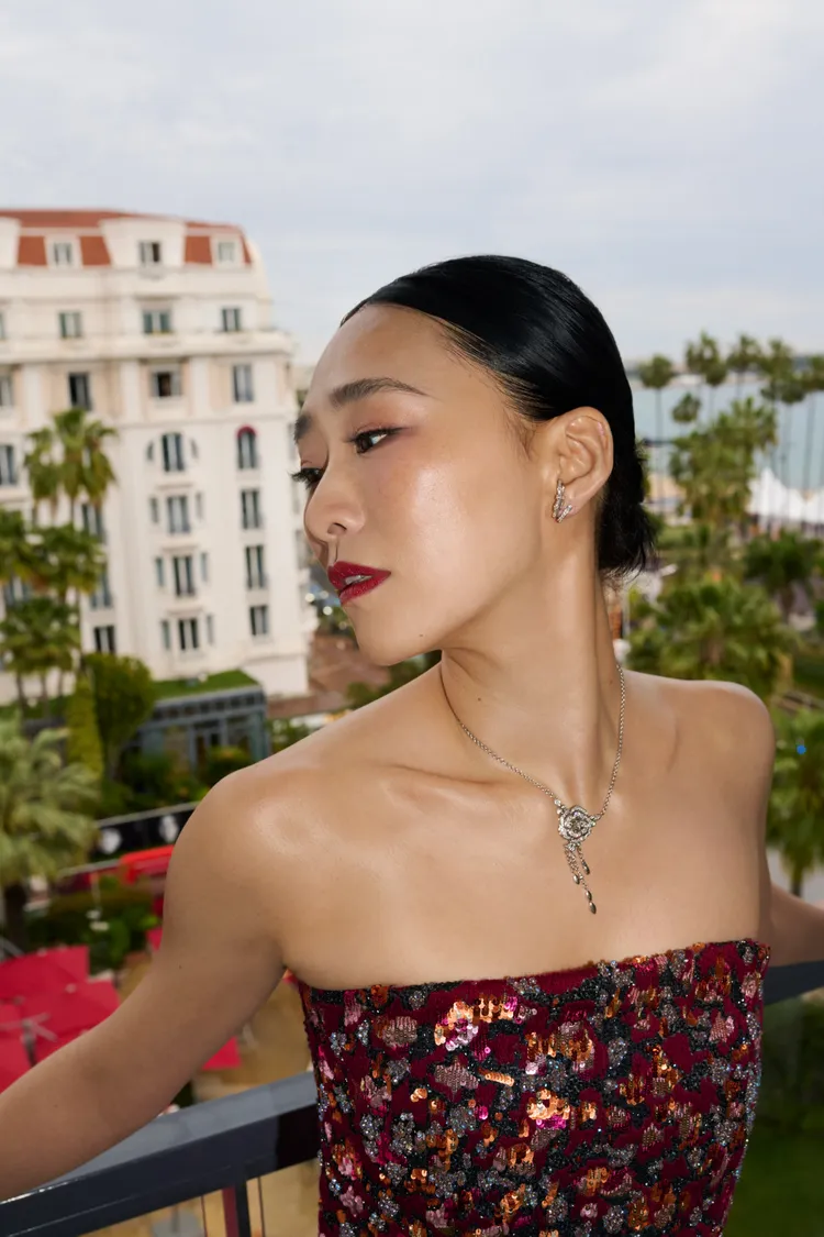 吳可熙使用了香奈兒5月初最新上市的原生美肌三色頰彩盤#蜜桃。品牌提供