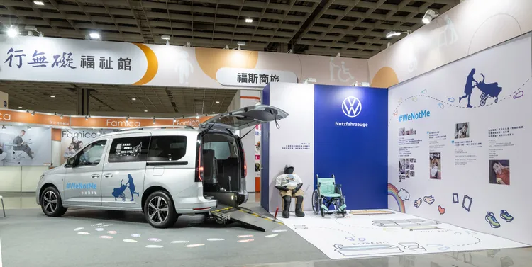 福斯商旅在今年的臺灣輔具暨長期照護大展上，展現關懷承諾，與小比媽媽陳嘉齡攜手，描繪長照家庭的日常責任與辛勞，並規劃「責任與重量」挑戰，喚起大眾對無障礙移動議題的關注與支持。業者提供