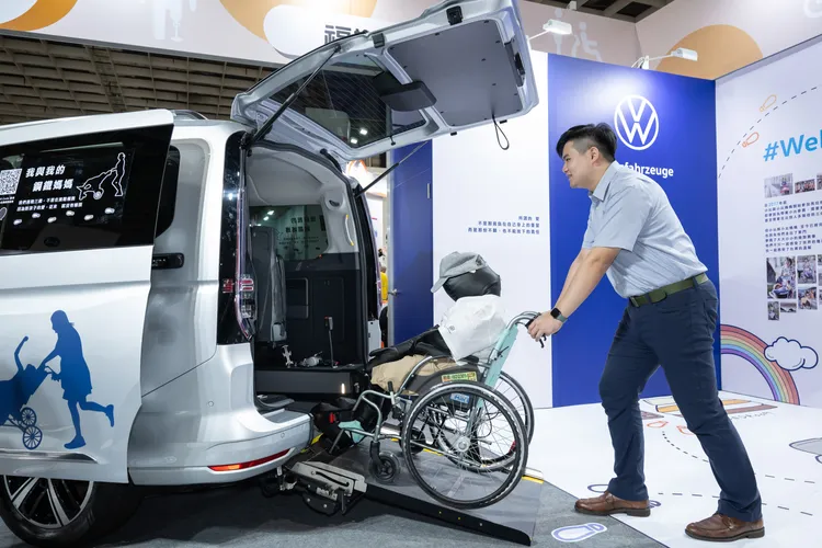 福斯商旅Caddy Maxi福祉車由福斯商旅原廠認證的特優改裝商「太古標鎰」採用德國AMF-Bruns的套件所打造，不僅帶來德國安全標準，還提供旋轉折疊椅等選配套件，讓車內空間能更加靈活運用。業者提供