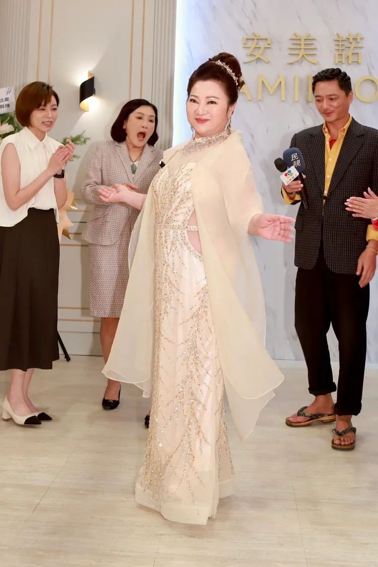 白冰冰穿上20年前戰袍，客串演出《愛的榮耀》。民視提供