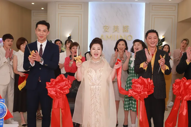 白冰冰（中）自備20年前禮服，華麗客串一場戲。民視提供