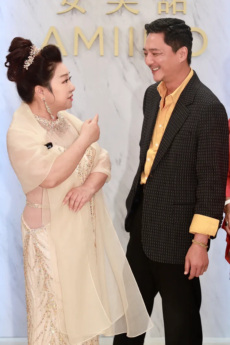 藍葦華（右）開口對白冰冰說可以演出《愛的榮耀》他的第3任老婆。民視提供