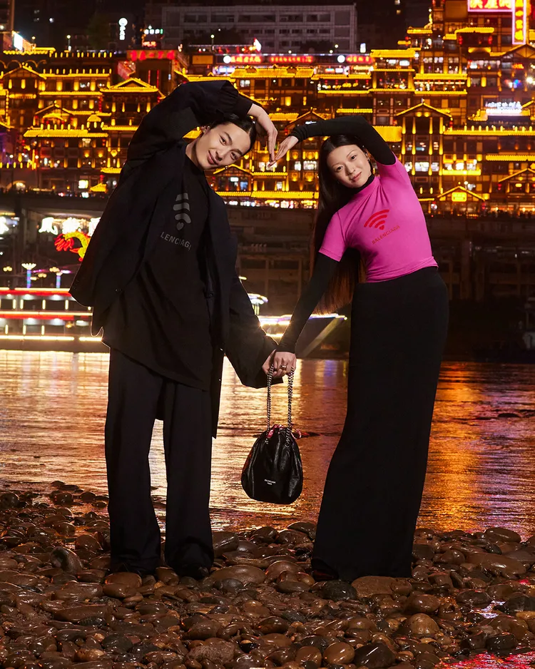 BALENCIAGA 520節日限定系列，T恤1萬7300元、。品牌提供