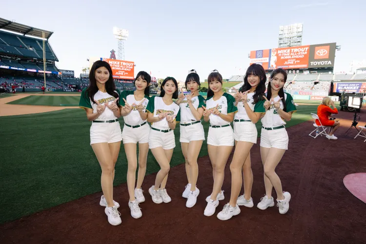 台鋼雄鷹啦啦隊Wing Stars到美國大聯盟台灣日應援。桂田文創提供