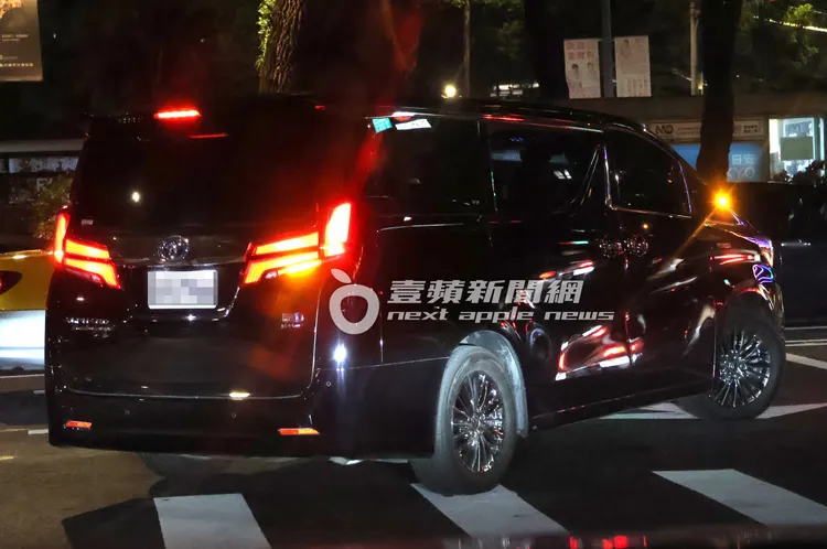 林志玲搭乘315萬Toyota Alphard油電保母車返家過母親節。特勤中心攝