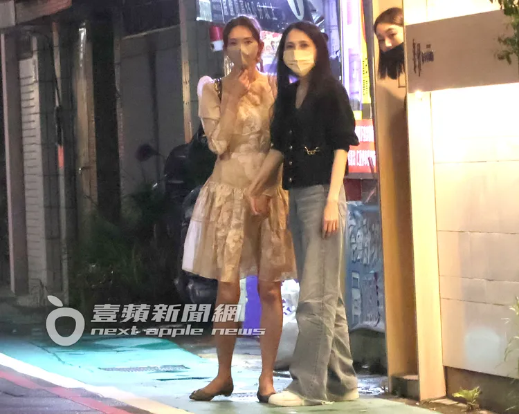 林志玲（左）在餐廳服務員陪同下，與冠佑老婆王行芝手牽著手在店門口等車。特勤中心攝