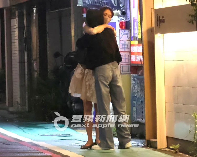 志玲姐姐（左）和冠佑老婆王行芝在和牛燒肉餐廳門口相互擁抱，表情十分陶醉。特勤中心攝