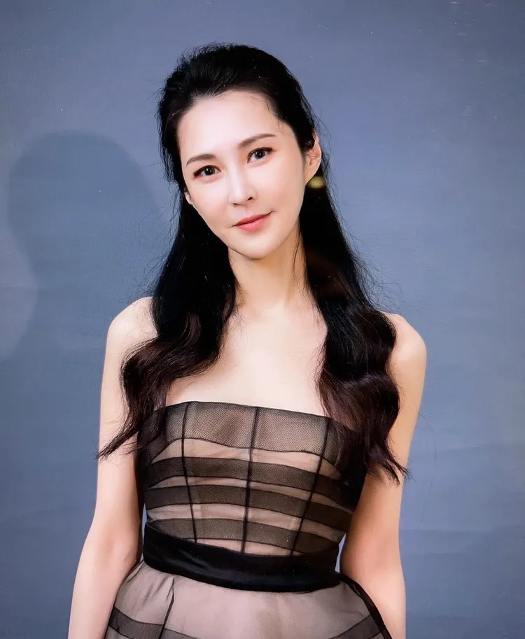 天團五月天鼓手冠佑老婆王行芝，曾有過歌手及演員身分，已在婚後淡出演藝圈。翻攝王行芝IG