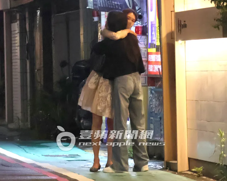 3小時後，林志玲（左）與天團五月天鼓手冠佑愛妻王行芝走出餐廳，在門口「愛的抱抱」。特勤中心攝