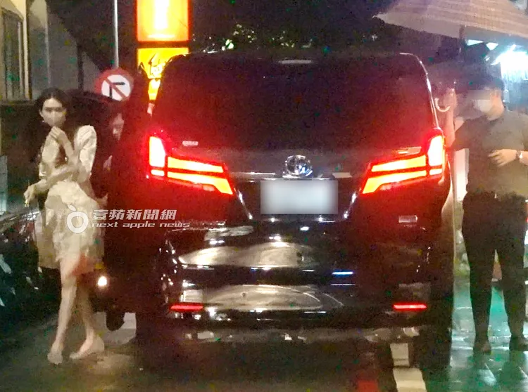 林志玲（左）結束「能源永續應用研討會」活動，搭油電保母車到東區A5和牛燒肉餐廳。特勤中心攝