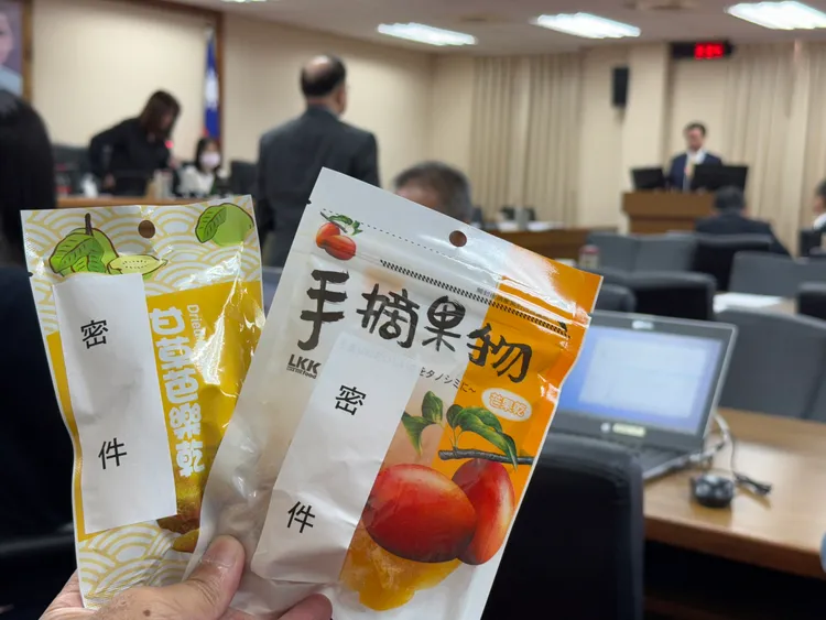 徐巧芯送出的「密件」水果乾。彭欣偉攝