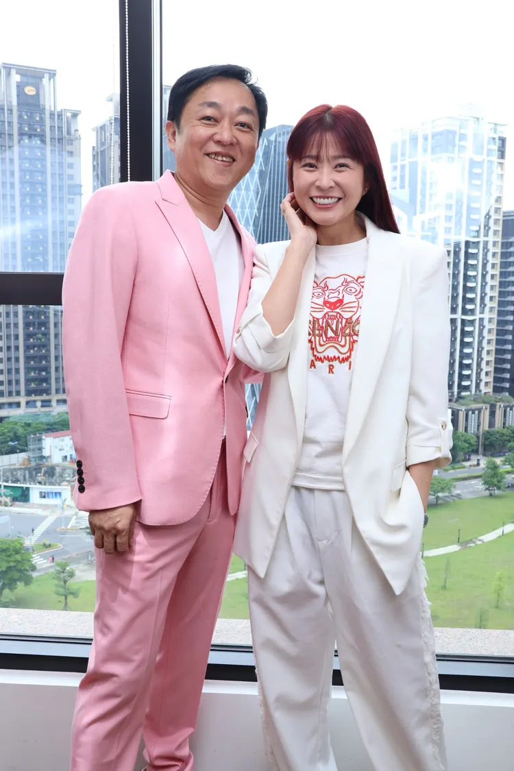 陳茂榮（左）的粉色西裝是李燕為他找人專門訂製。蘇宗達攝