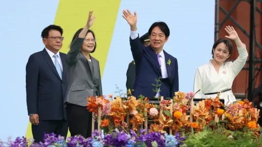 正副總統穿搭都是台灣之光! 賴清德紫領帶、油菜花胸針呼應在地元素
