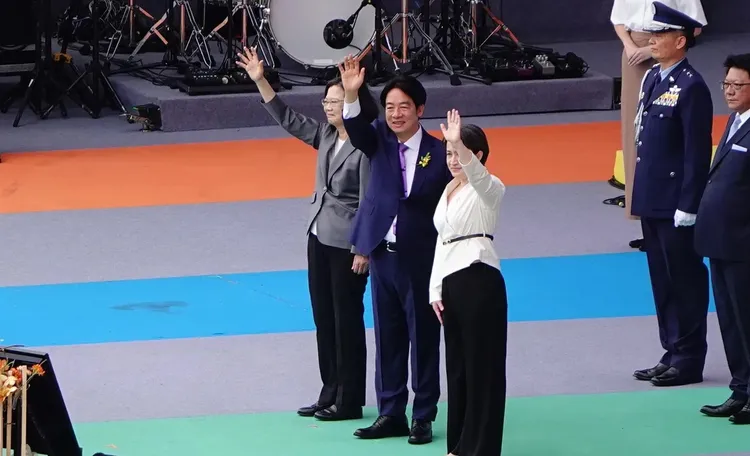 蕭美琴選穿米色外套搭配黑色寬褲。莊宗達攝