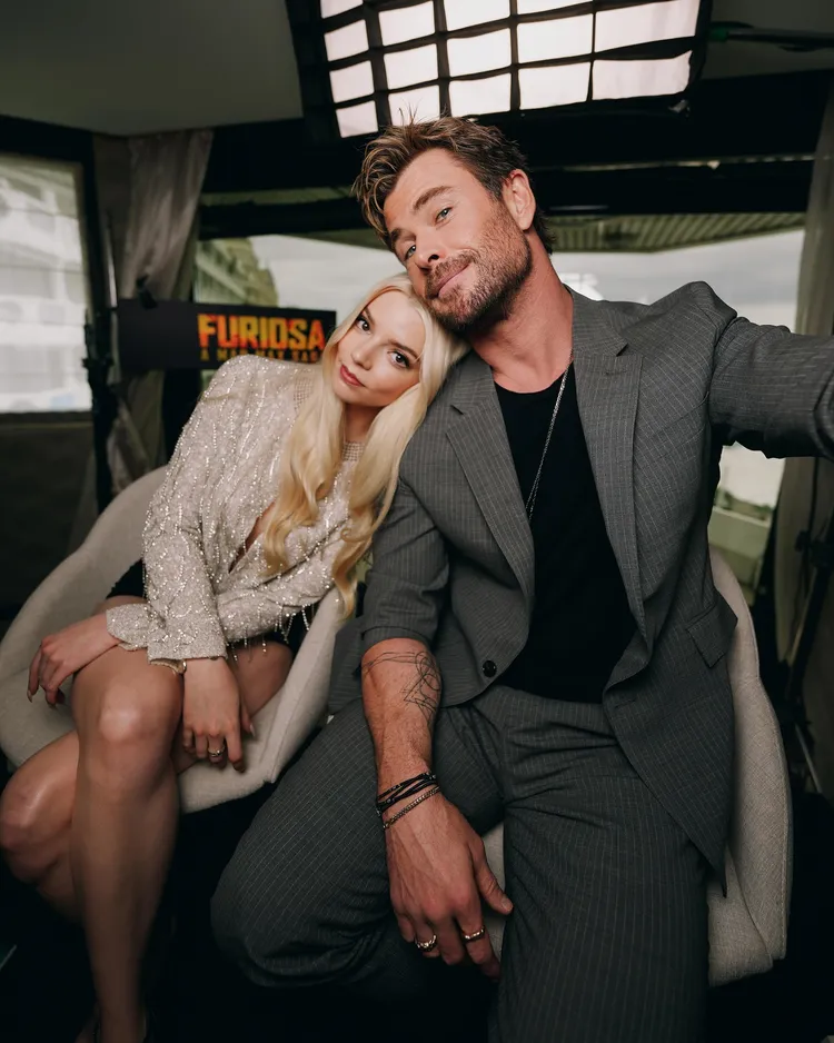 安雅泰勒喬伊（左）、克里斯漢斯沃領銜主演《芙莉歐莎》。華納兄弟提供