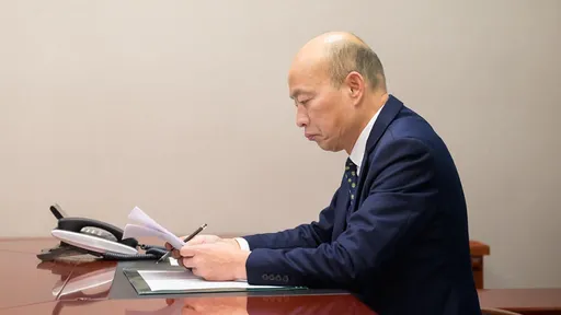 立院衝突大混戰！韓國瑜疲憊離場　「22字心聲」網友大讚