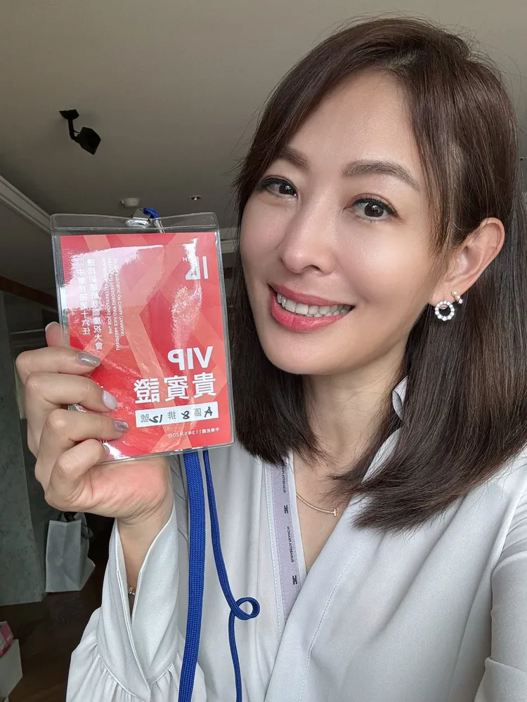 賈永婕和觀禮證。賈永婕提供