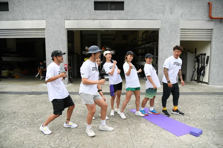 胡宇威（左二）被大家拱表演男團時期的舞蹈動作，現場大跳WAVE，成員們也陪著他一起跳。三立提供