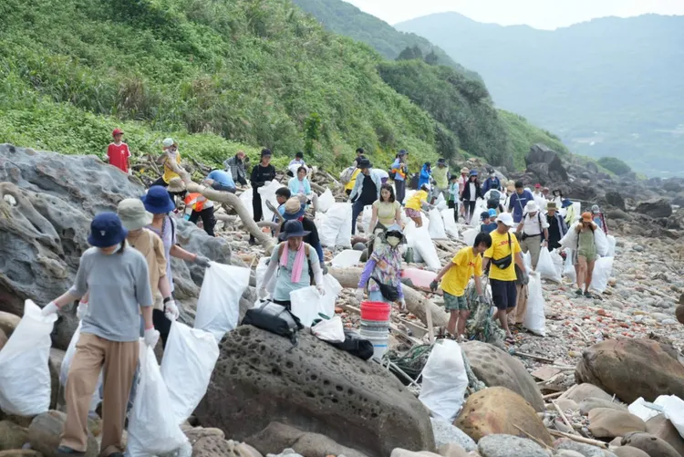 近200人今午在基隆外木山參與淨灘活動。旺淂窩門娛樂提供