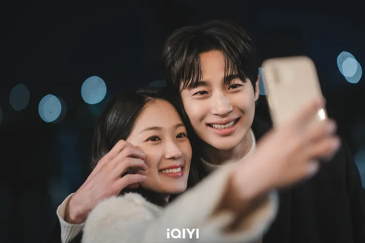 2人戲裡戲外都火花四射，金惠奫（左）昨受訪被問到「是否真的交往」，笑說邊佑錫只是歐巴。愛奇藝國際站提供