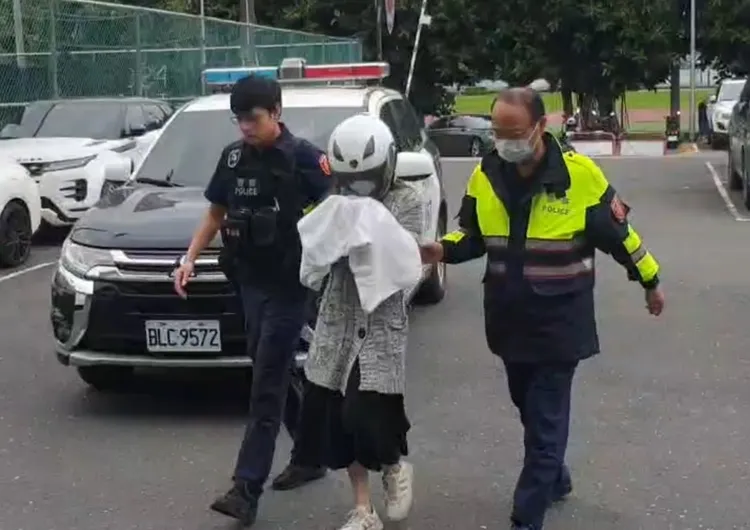 中和某摩鐵竟傳雙屍命案，年幼死者疑遭悶死，蘇姓媽媽被逮捕帶回訊問。翻攝畫面