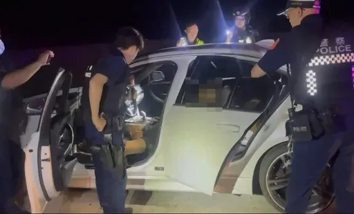 三峽BMW違停一查「假車牌」 惡男拒檢逃遭警開10槍雙腿中彈落網