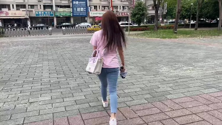 網紅鳳梨怒告另名網紅馮語婷案，今天一位陳姓女子出庭後媒體追問時不願說明，還請媒體不要一直跟著她。讀者提供