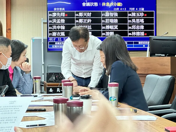 民進黨立委張宏陸與傅崐萁等人溝通提案文字修正。潘袁詩羽攝