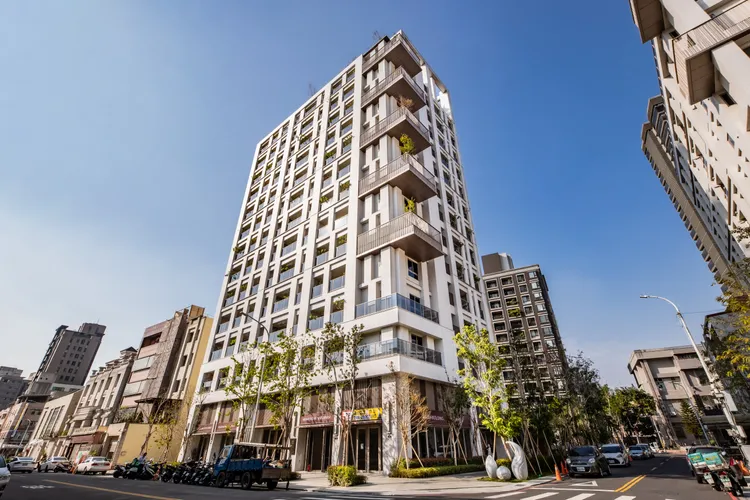 鉅陞建築團隊對外觀美學相當講究，堅持要做到融合區域環境、因地制宜。圖為台中南青山嵐山館建築外觀實景照。