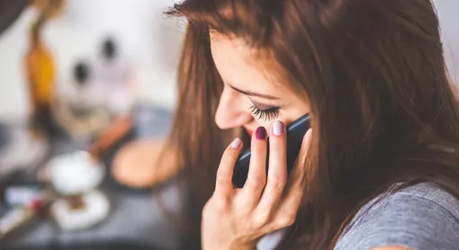 年輕女子高鐵大聲講電話被制止 醫見真相後羞愧耳朵脹紅