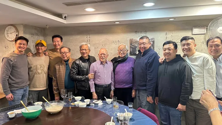 黃仁勳現身「最難定私廚」，張忠謀、林百里都到了。翻攝鄒記食舖臉書