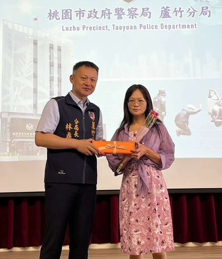 分局長林鼎泰送同仁康乃馨。蘆竹警分局提供