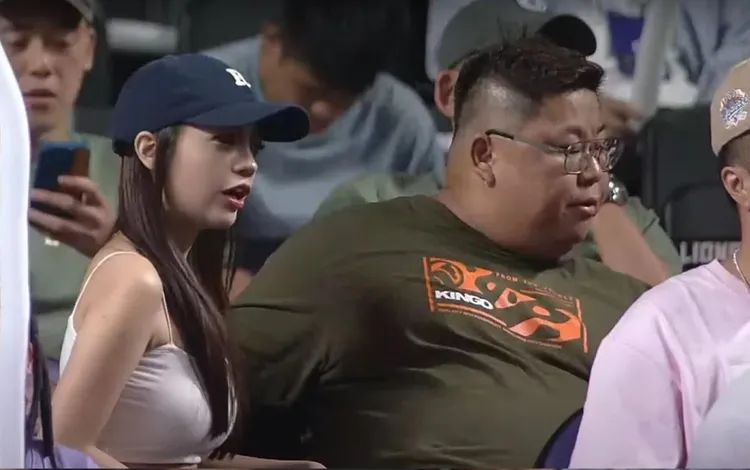 正妹和綠衣男被kiss cam拍到。  翻攝PLG YT