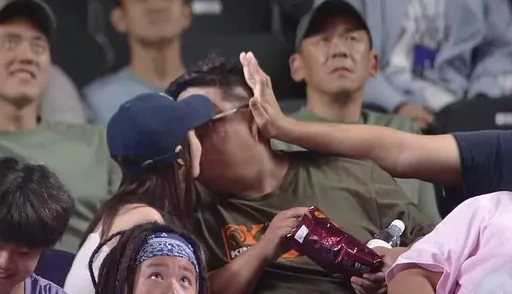 正妹Kiss Cam索吻不成！男球迷「被推頭就範」　全網崩潰了