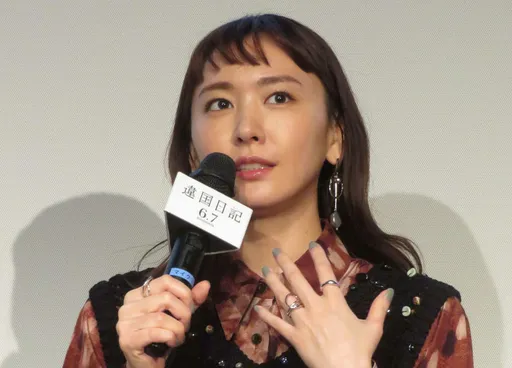 新垣结衣护尪后面对媒体　左手无名指戴戒放闪