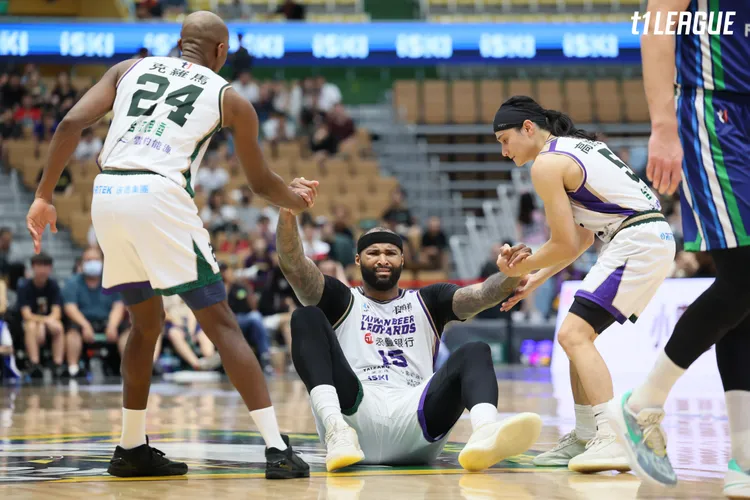 卡森斯(中)高錦瑋(右)。T1聯盟