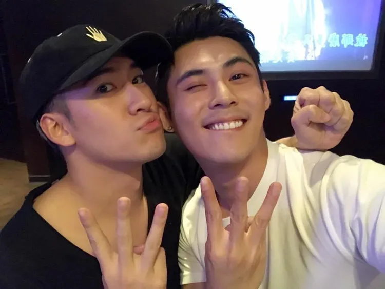 沈建宏（左）和AK曾組男團。翻攝沈建宏臉書