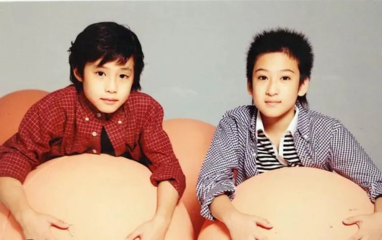 沈建宏（右）和余晉小時候模樣。