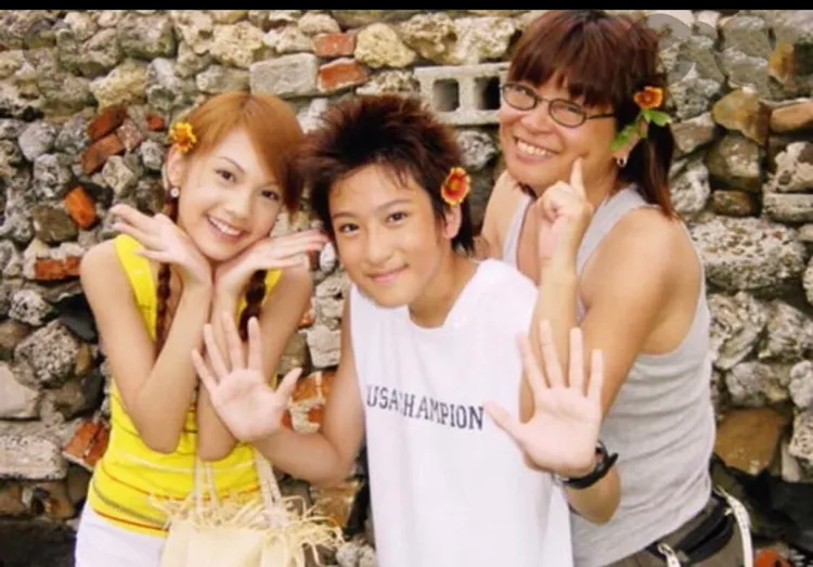 10歲時沈建宏（中）和楊丞琳合作《原味的夏天》，右為導演楊冠玉。翻攝沈建宏IG