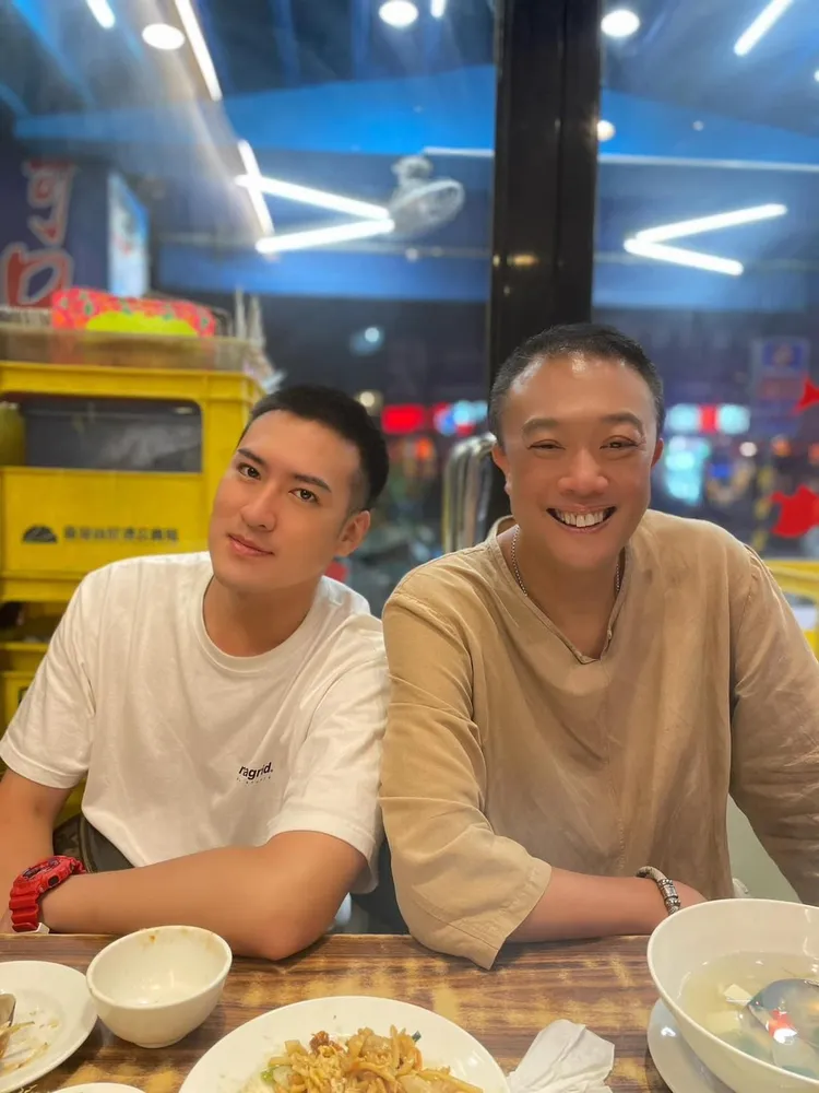 沈建宏（左）和乾爹辛誌諭曾情同父子。翻攝辛誌諭臉書