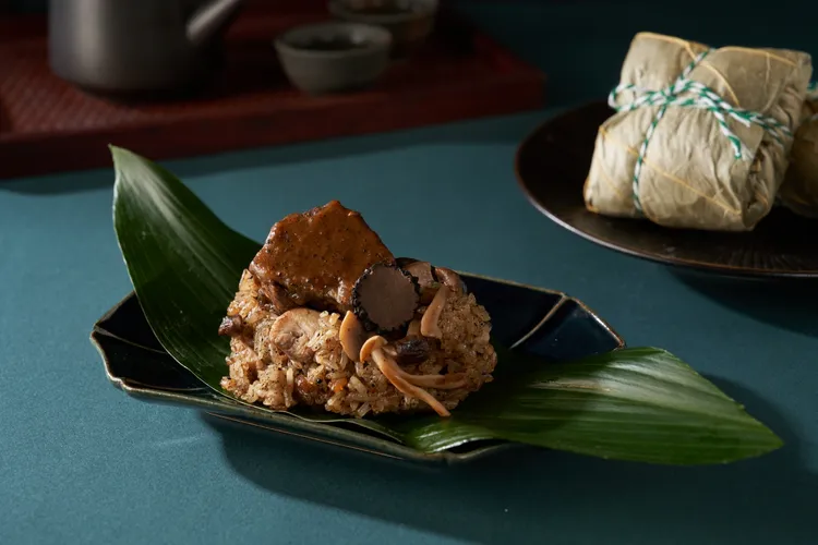 「黑松露和牛臉頰肉迷你裹蒸粽」則是把和牛精華包入粽。業者提供