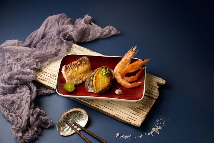 「就饗鐵板燒」即日起，2人(含)以上相伴同行，穿紅或藍色服飾，到店消費2客單人海陸套餐，2份獨享海鮮盤皆可免費升級「鮑魚海鮮盤」。業者提供