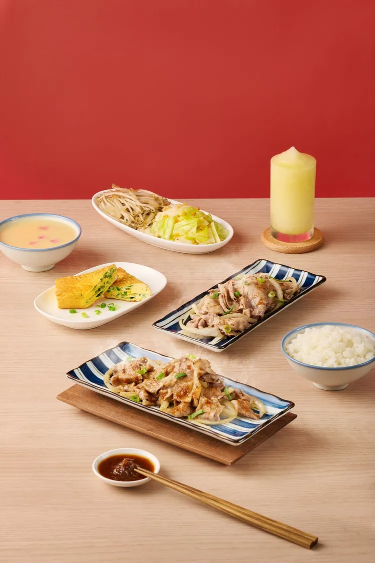 「就饗鐵板燒」每週一至週五平日限定，來店內用「沙茶梅花豬肉套餐」或「沙茶雪花牛肉套餐」，還附上一份蔥蛋，補充滿滿蛋白質，特價只要288元。業者提供