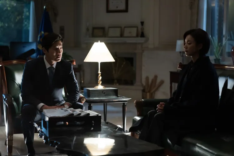 韓孝周（右）、李熙俊劇中諜對諜。Disney+提供