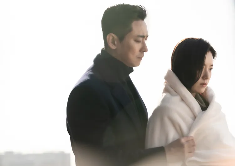 朱智勛（左）在《支配配種》飾演韓孝周的保鑣。Disney+提供