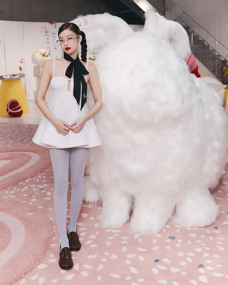 Jennie與JENTLE SALON限時聯名快閃店內的「萌寵」合照。品牌提供