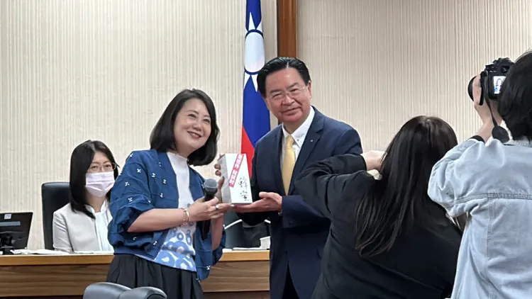 吳思瑤送上蜂蜜。潘袁詩羽攝